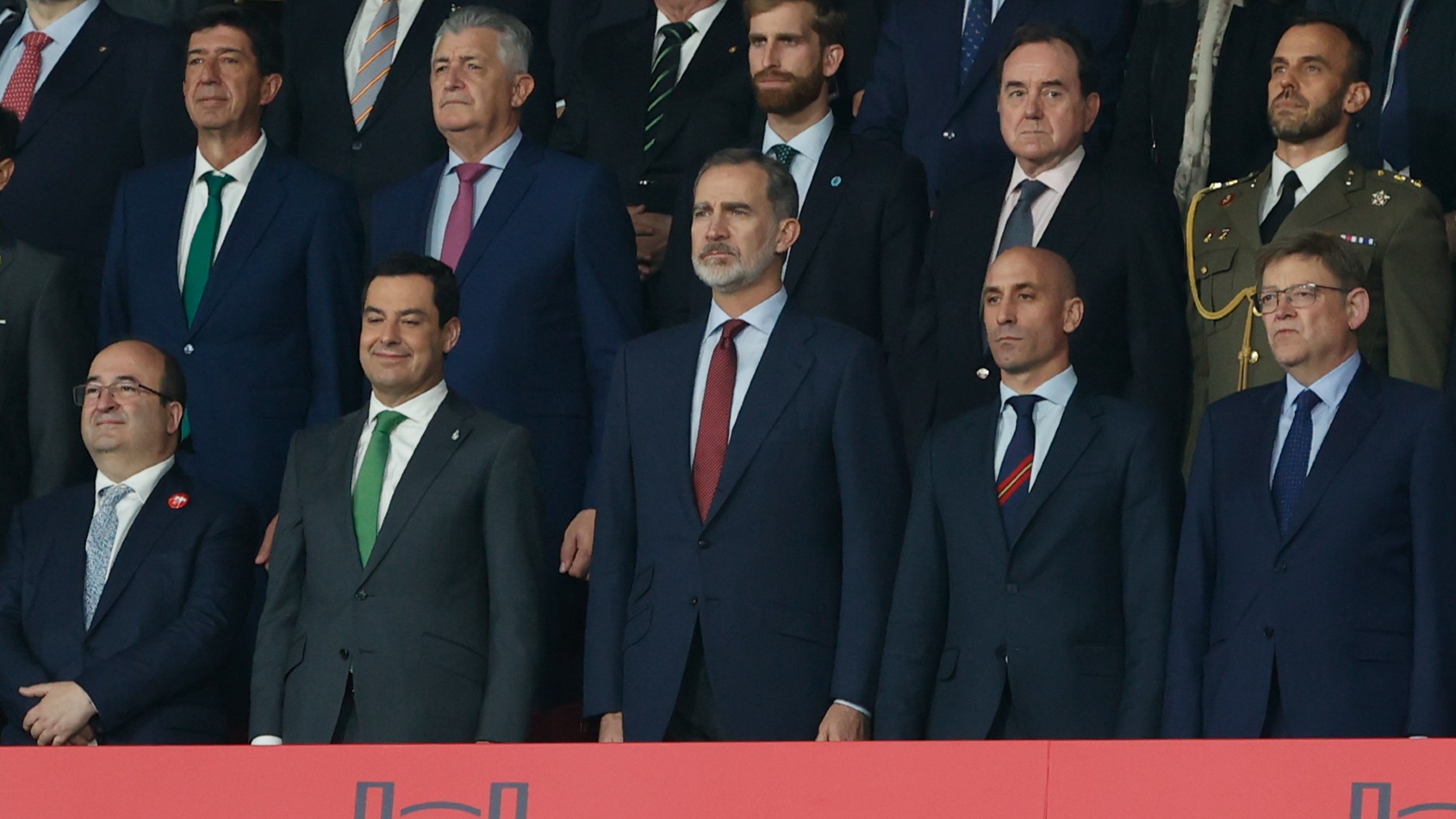 El Rey Felipe VI, acompañado en el palco de la final de la Copa del Rey. (EFE)