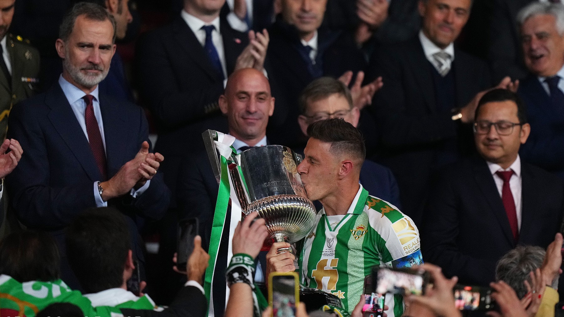 Joaquín celebra el triunfo del Betis en la Copa del Rey. (AFP)