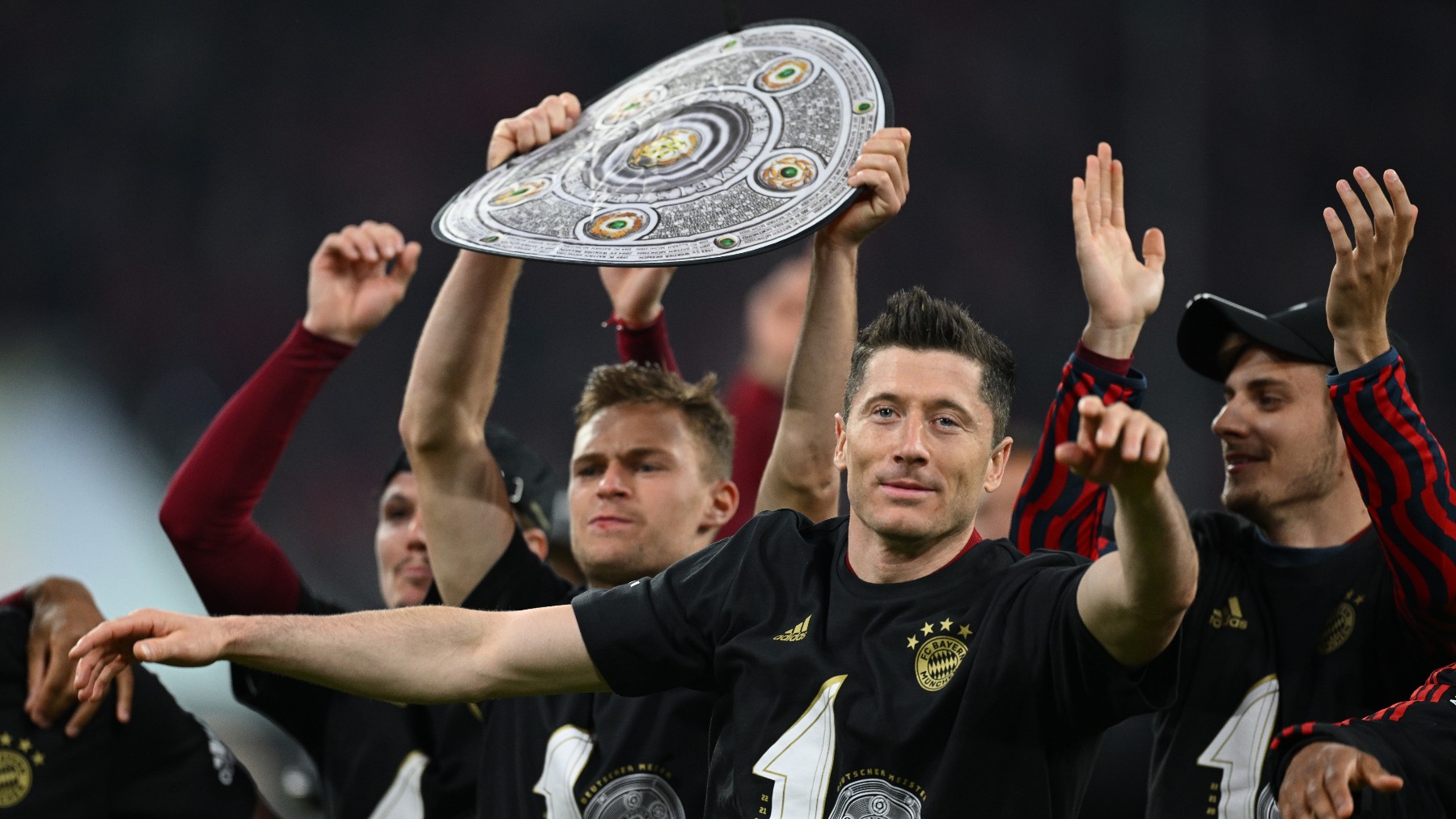 Lewandowski celebra el título con sus compañeros. (GETTY)