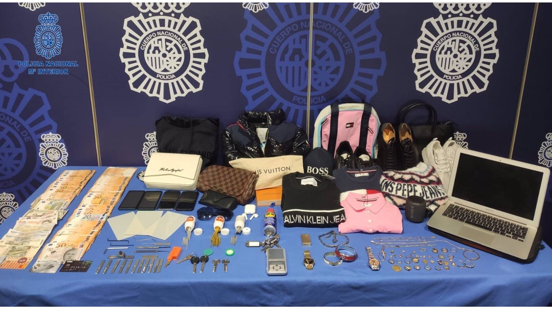 El dinero y los objetos robados intervenidos a la banda.