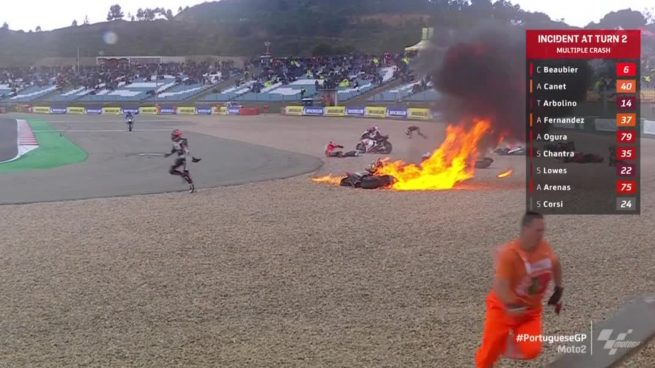 Locura en Moto2: ocho pilotos al suelo, una moto en llamas y bandera roja