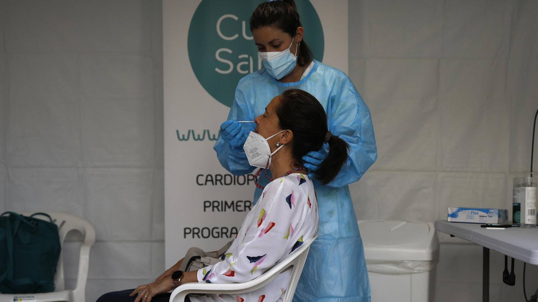 Una sanitaria hace un test de antígenos. Foto: Kike Rincón-Europa Press