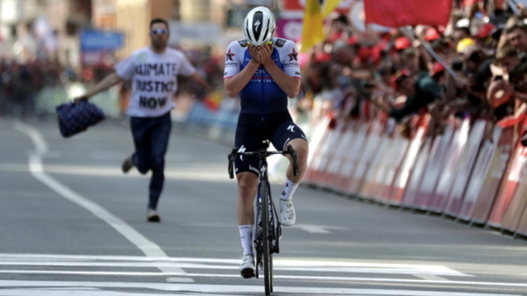 Evenepoel celebra su victoria.