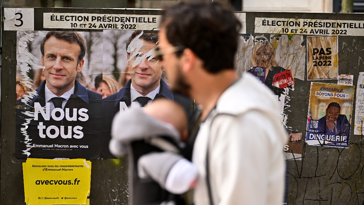 Un ciudadano mira los carteles electorales en Francia.