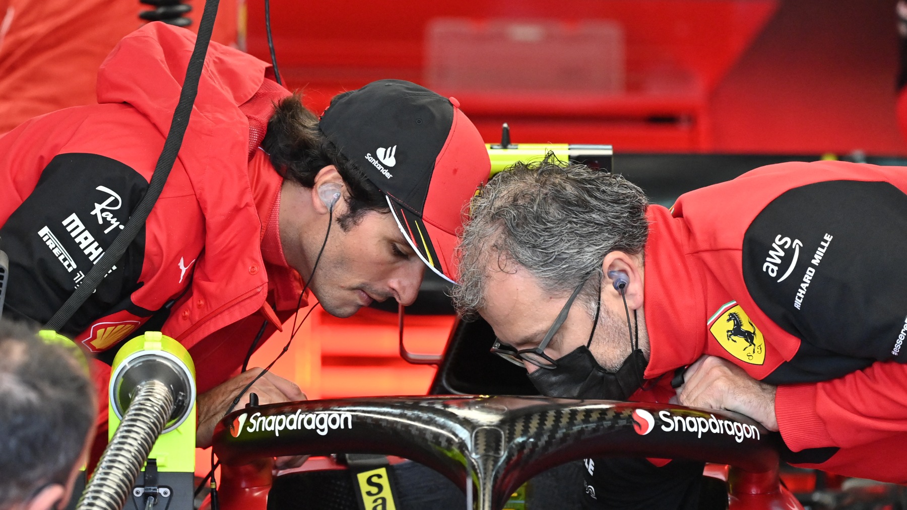 Carlos Sainz revisando su Ferrari. (AFP)