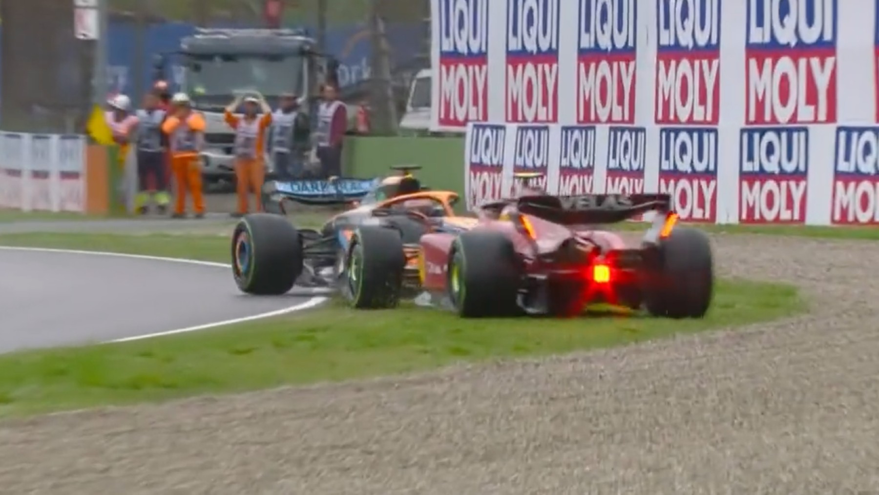 Carlos Sainz, obligado a abandonar tras ser arrollado por Ricciardo