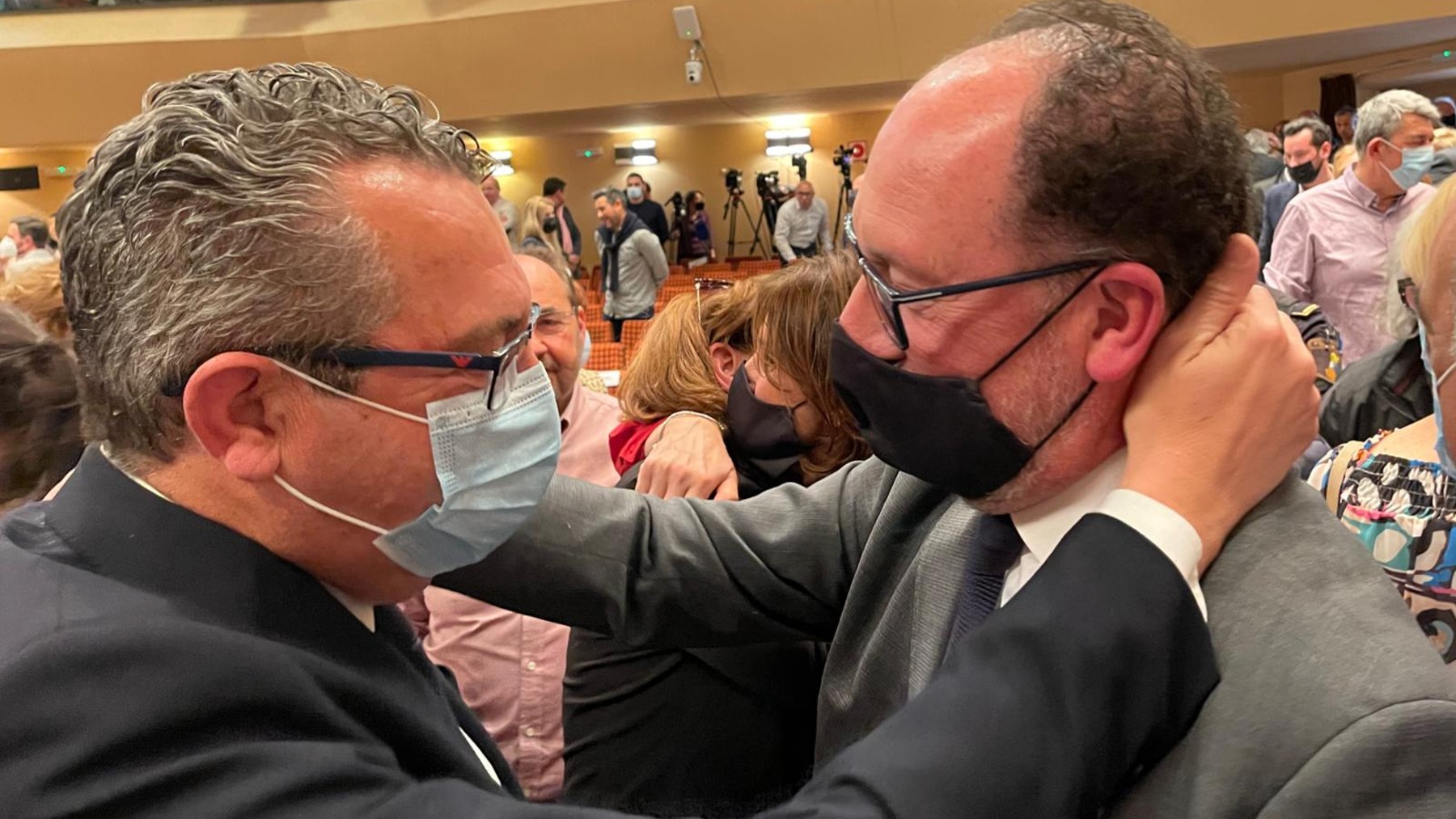 Emilio Bascuñana recibe el abrazo del presidente provincial del PP en Alicante Toni Pérez.