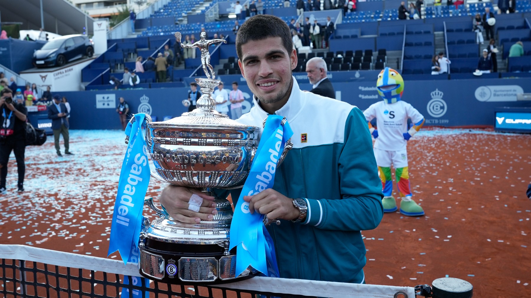 Carlos Alcaraz, con el trofeo de campeón del Godó. (EFE)