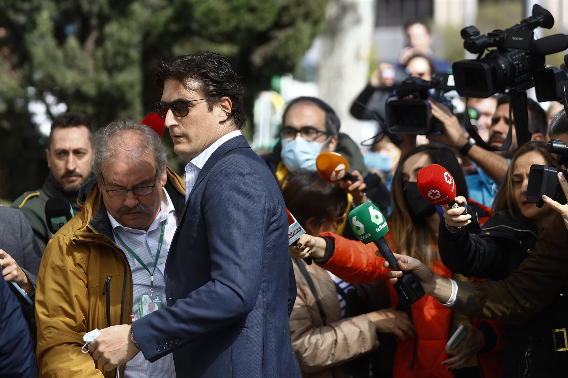 Luis Medina a su llegada a los juzgados. (Foto: EFE)