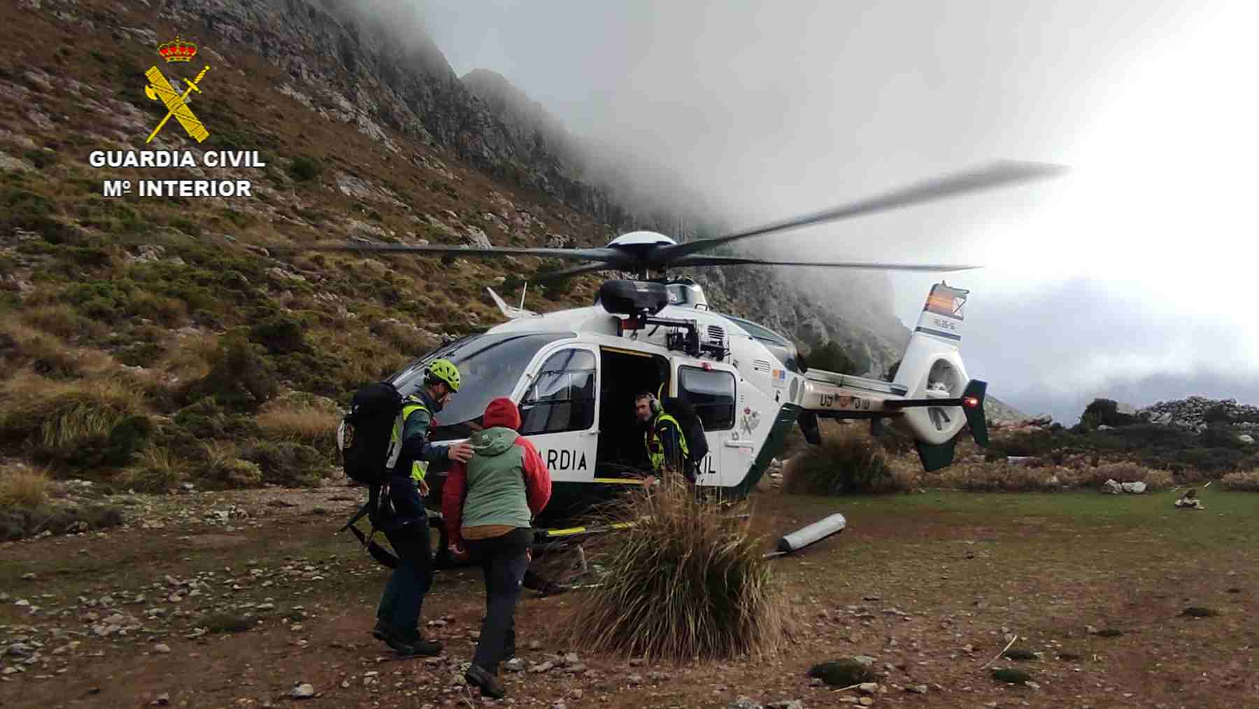 La Guardia Civil rescata a una mujer en la Serra de Tramuntana. GUARDIA CIVIL