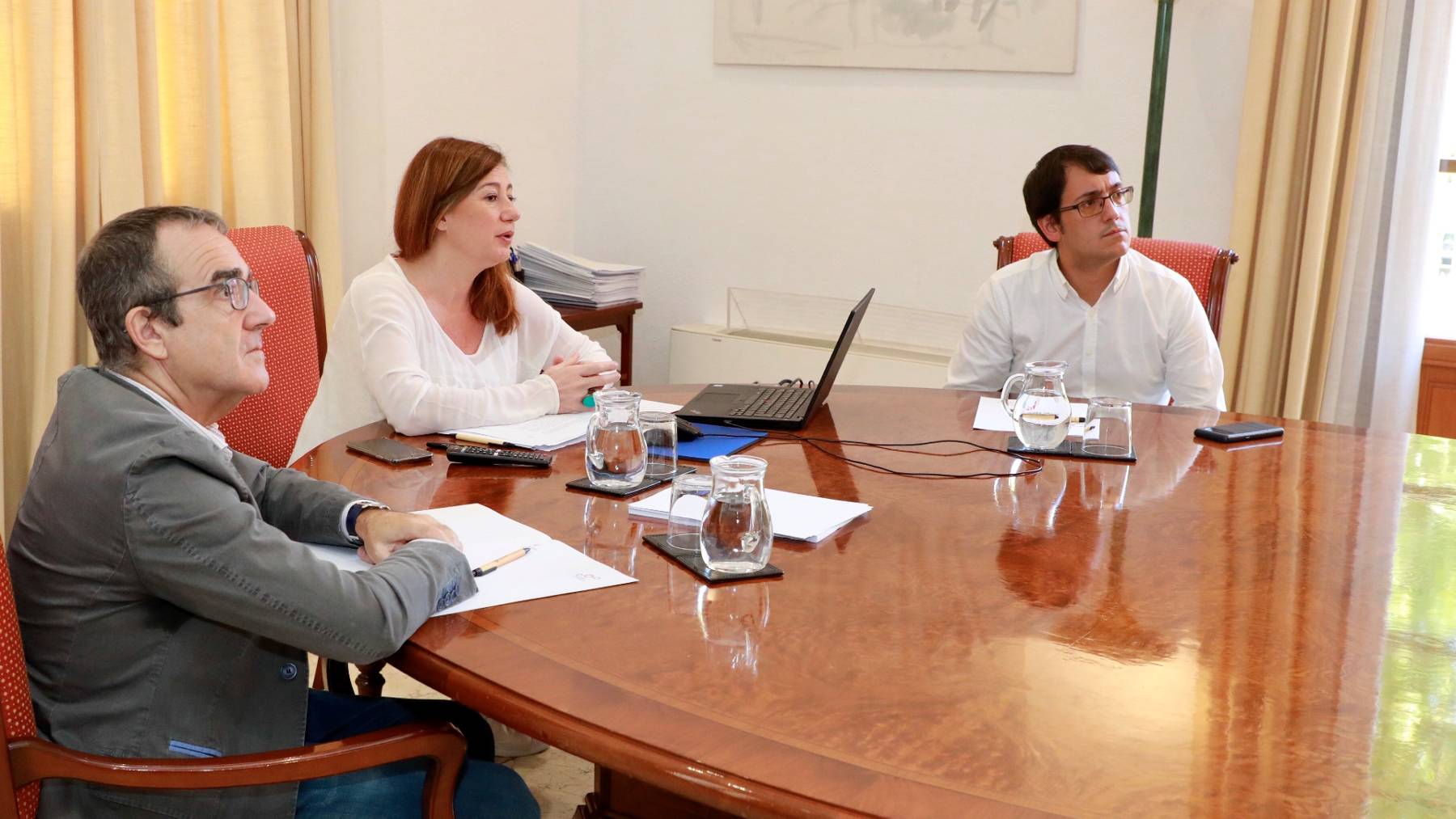 Juan Pedro Yllanes, Francina Armengol y Iago Negueruela en la sede del Govern balear.