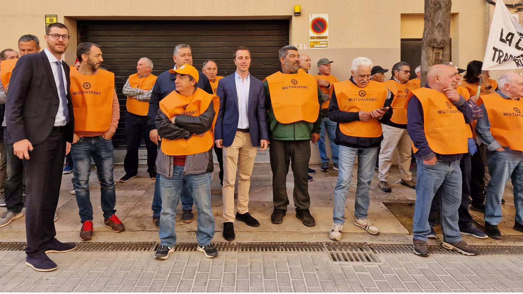 Los representantes del PP Sebastià Sagreras y Llorenç Galmés con los cazadores.