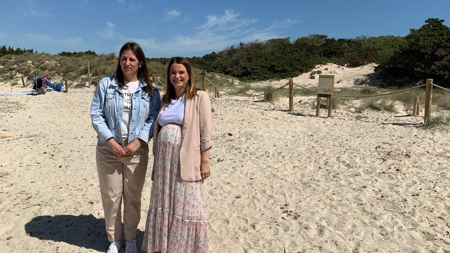 La alcaldesa de Campos, Xisca Porquer, y la líder del PP balear, Marga Prohens en la playa de Es Trenc.