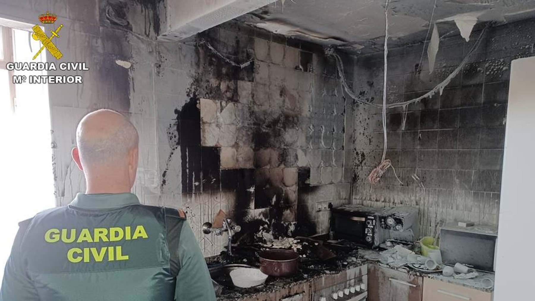 Un agente de la Guardia Civil en el escenario del incendio.