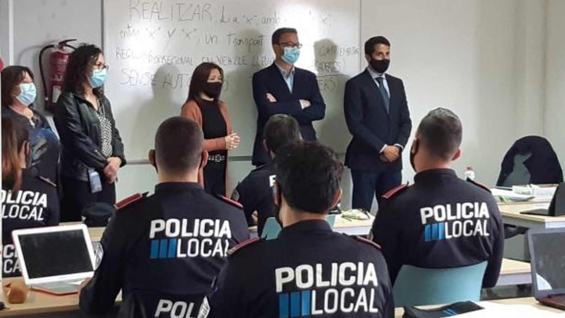 El alcalde de Palma, José Hila, en un curso de formación para agentes de la Policía Local.