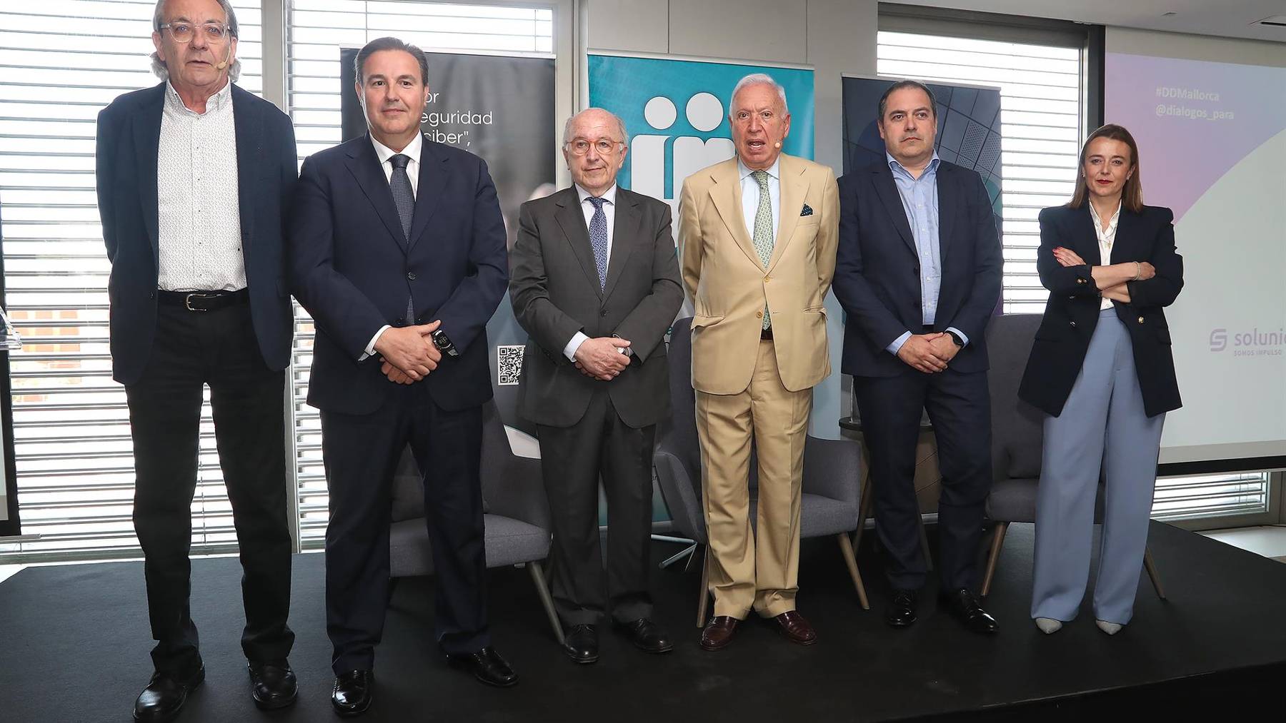 El periodista Joan Martorell, Joaquín Almunia y José Manuel García Margallo, entre otros. Foto: Isaac Buj / Europa Press