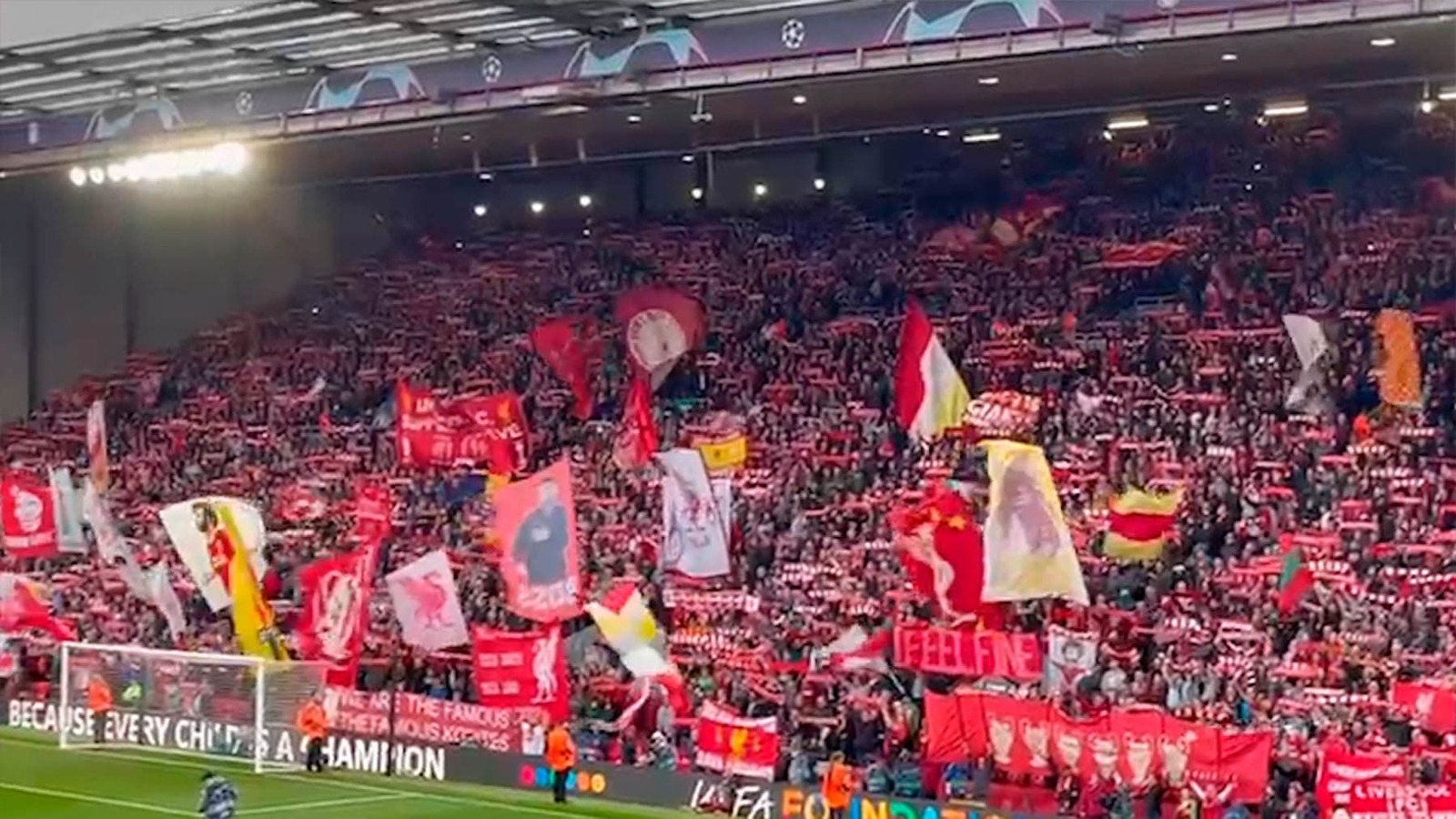 Un templo del fútbol: Anfield vibró con el You’ll Never Walk Alone.