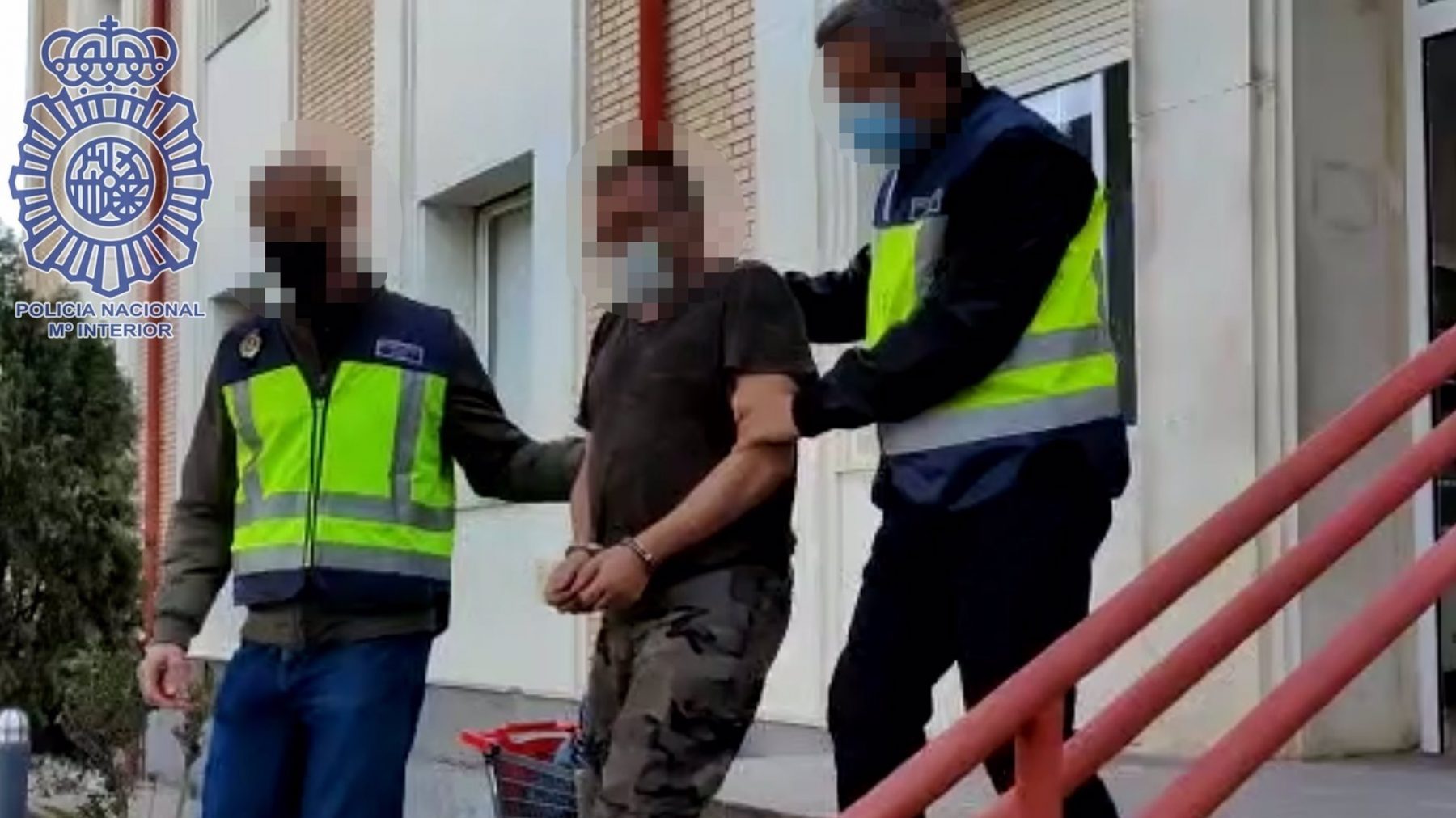 Los agentes de la Policía, con el detenido por la agresión a un varón tras asestarle 14 puñaladas.