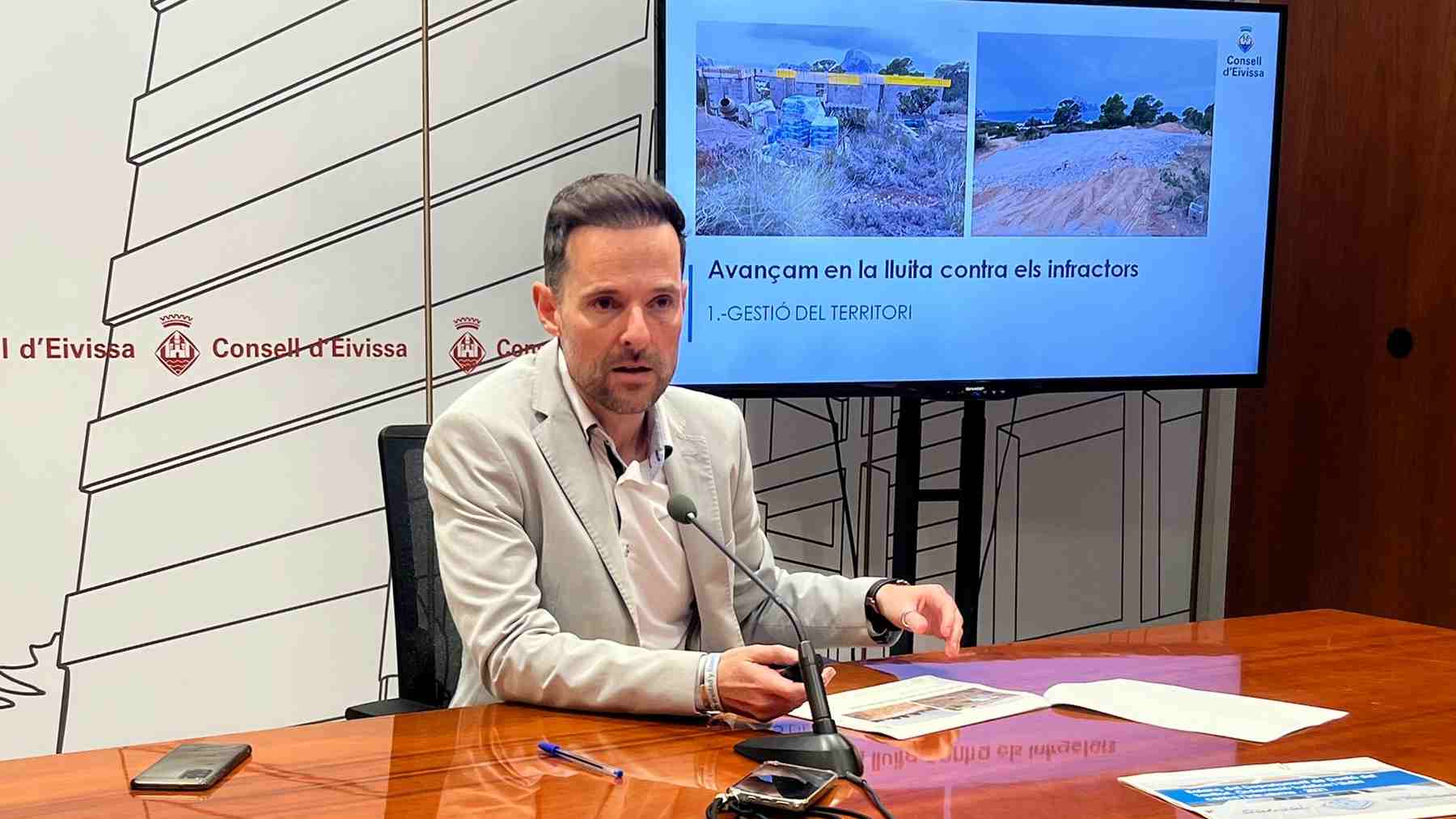 El vicepresidente primero y conseller de Gestión del Territorio, Infraestructuras Viarias, Ordenación Turística y Lucha contra el Intrusismo, Mariano Juan.