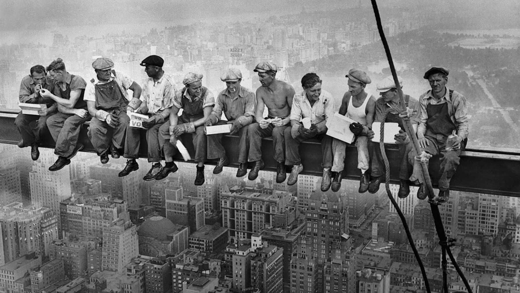 Emblemática foto de los trabajadores en un rascacielos