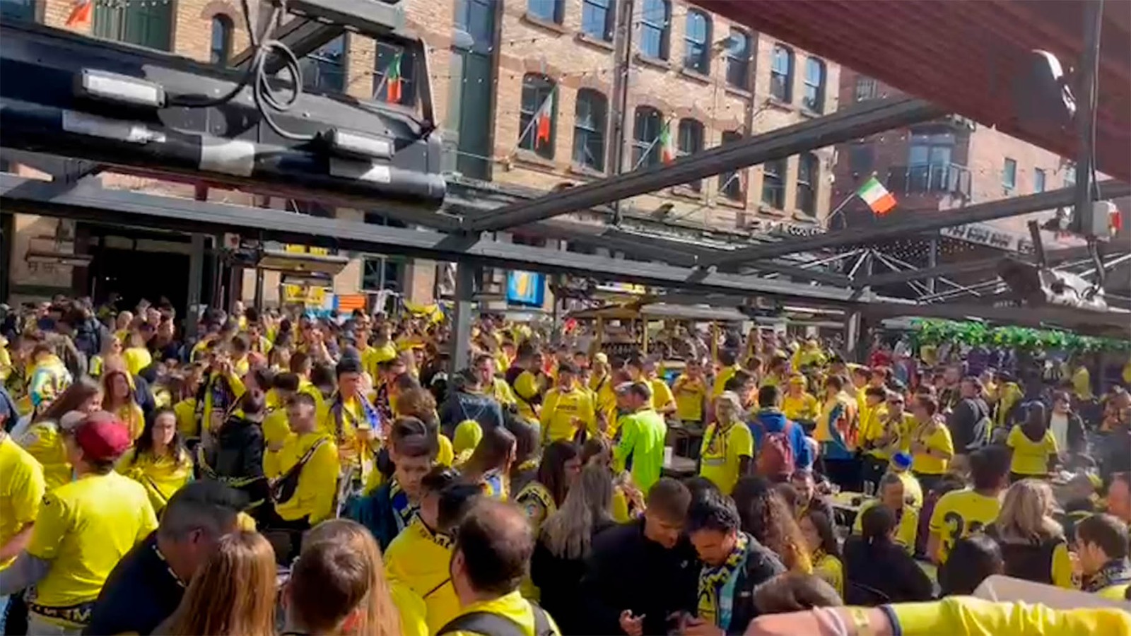 Más de 3.000 aficionados del Villarreal conquistan Liverpool