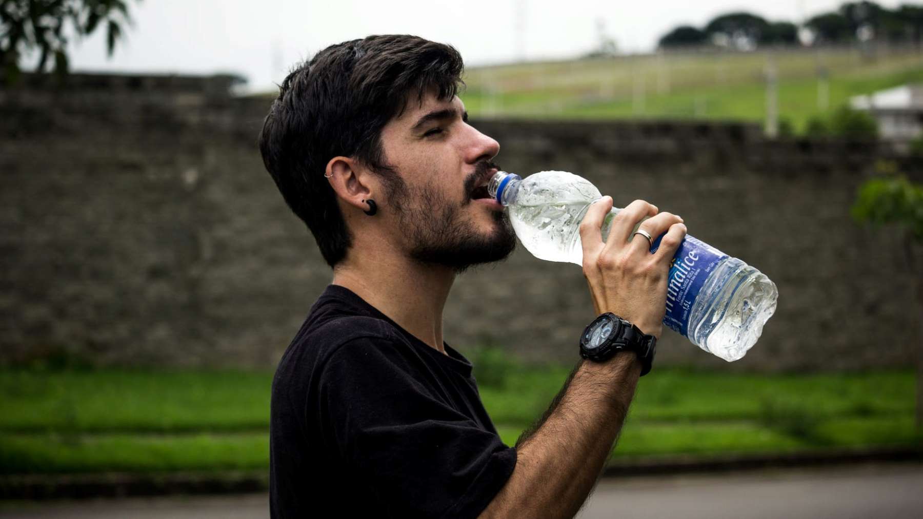 Mucho cuidado: lo que te puede pasar si haces esto con las botellas de agua