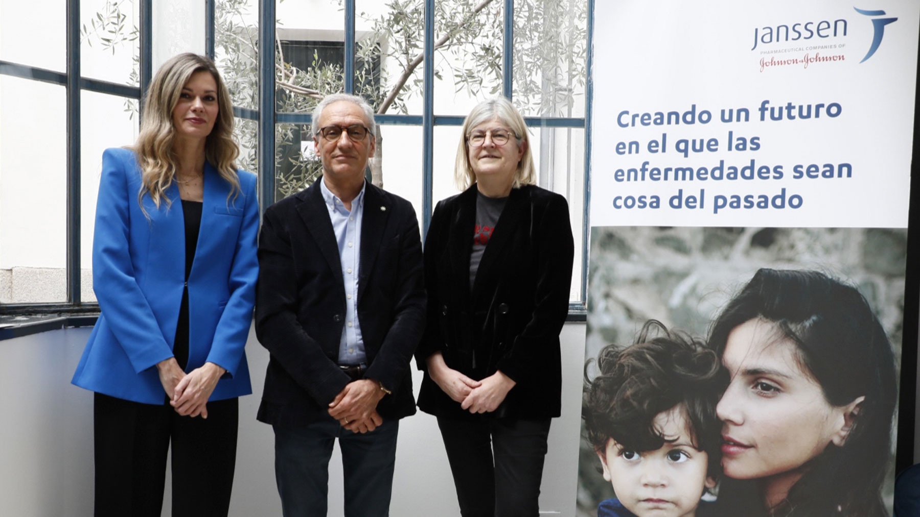 Henar Hevia de Janssen España junto con los profesores expertos en Psiquiatría Eduard Parellada y Mª Paz García-Portilla.