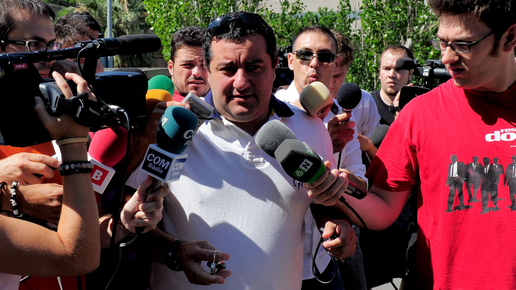 Mino Raiola, rodeado de periodistas. (AFP)