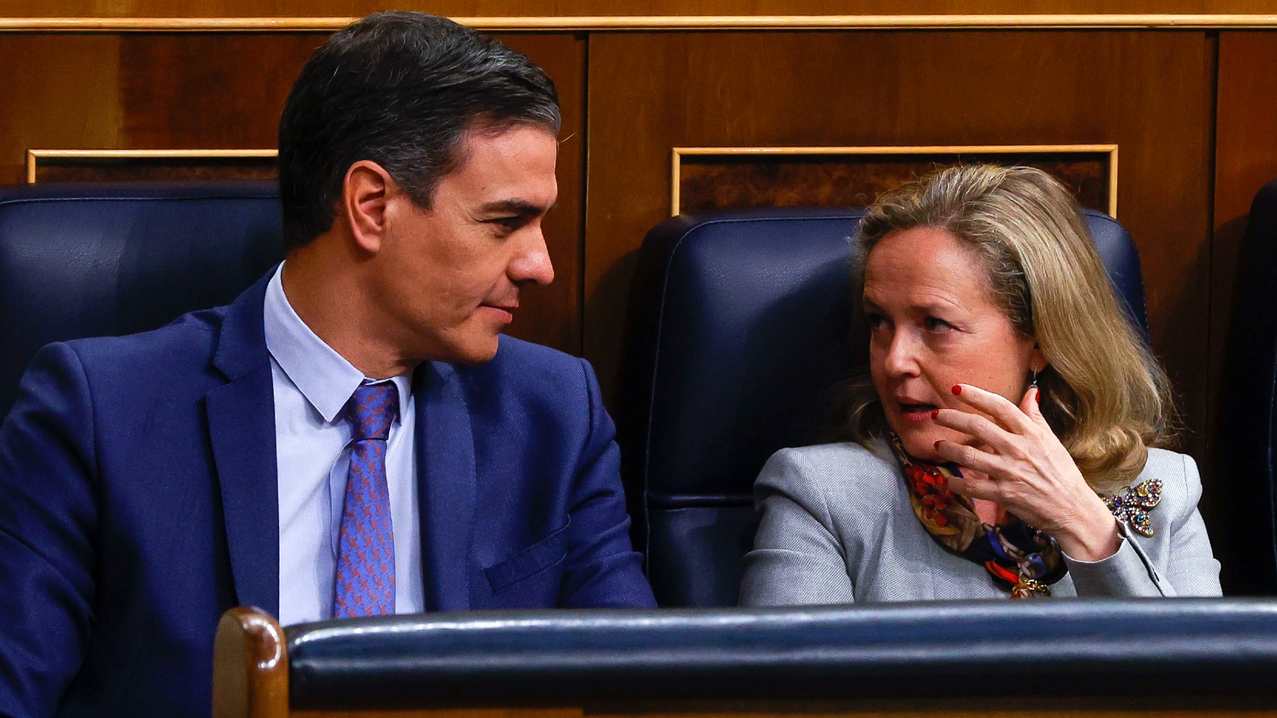 Pedro Sánchez y Nadia Calviño en el Congreso. (Foto: Efe)