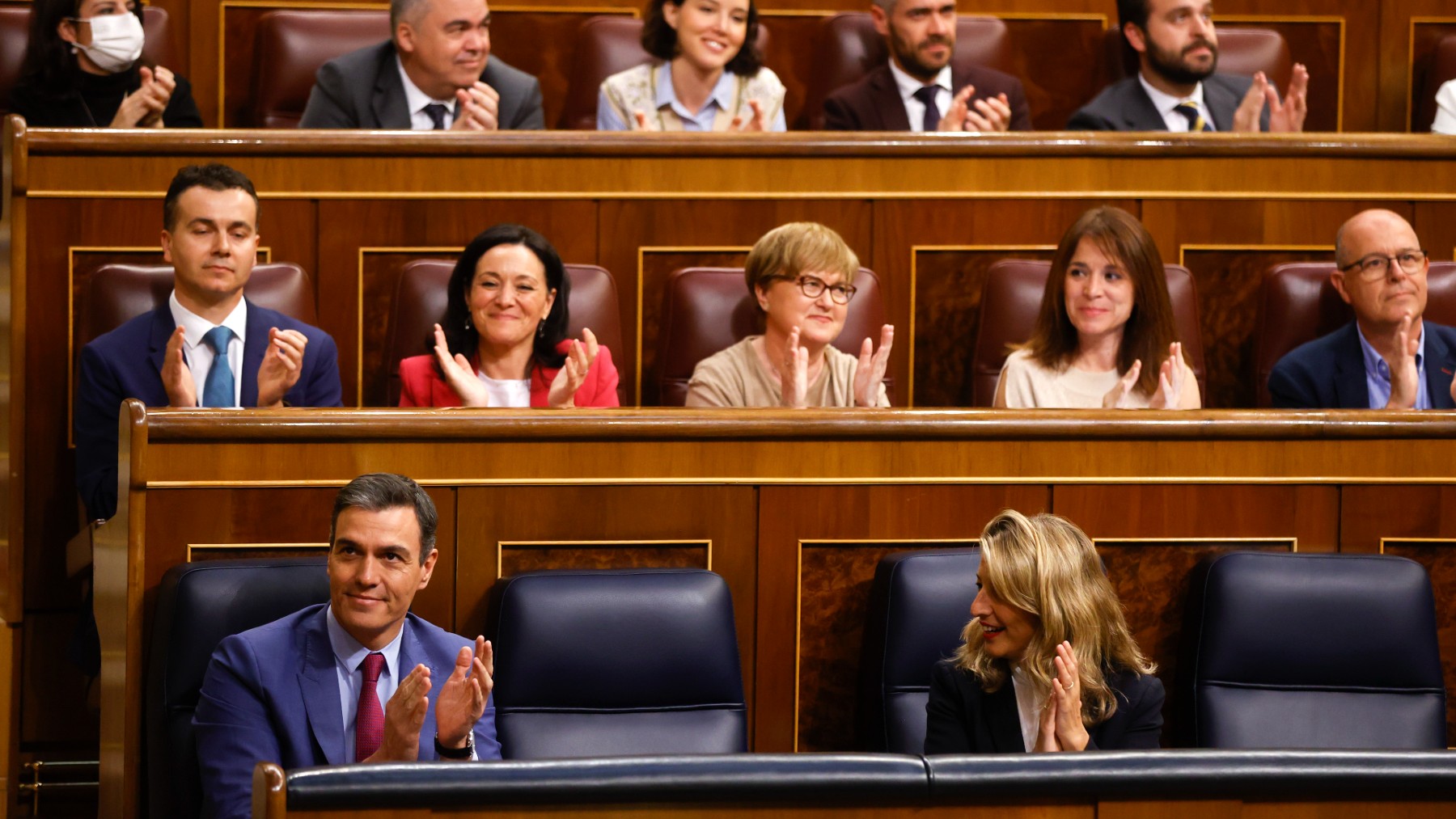 El presidente del Gobierno, Pedro Sánchez, con la bancada socialista en el Congreso. (Foto: Efe)