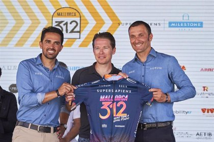 Basso recibe la camiseta de la mano de Contador