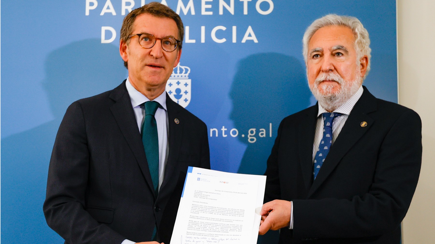Alberto Núñez Feijóo (i) presenta su renuncia al presidente del Parlamento de Galicia, Miguel Santalices. (Foto: Efe)