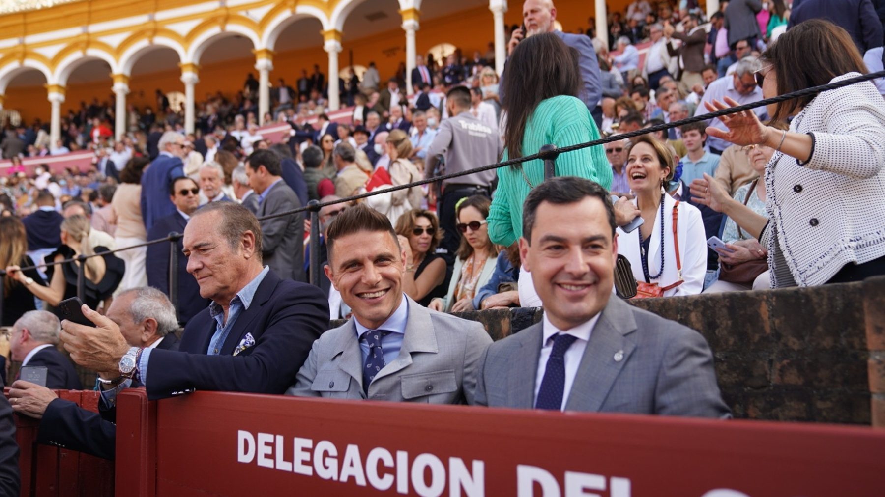 El presidente andaluz Juanma Moreno y el futbolista Joaquín, este viernes en la Maestranza de Sevilla.