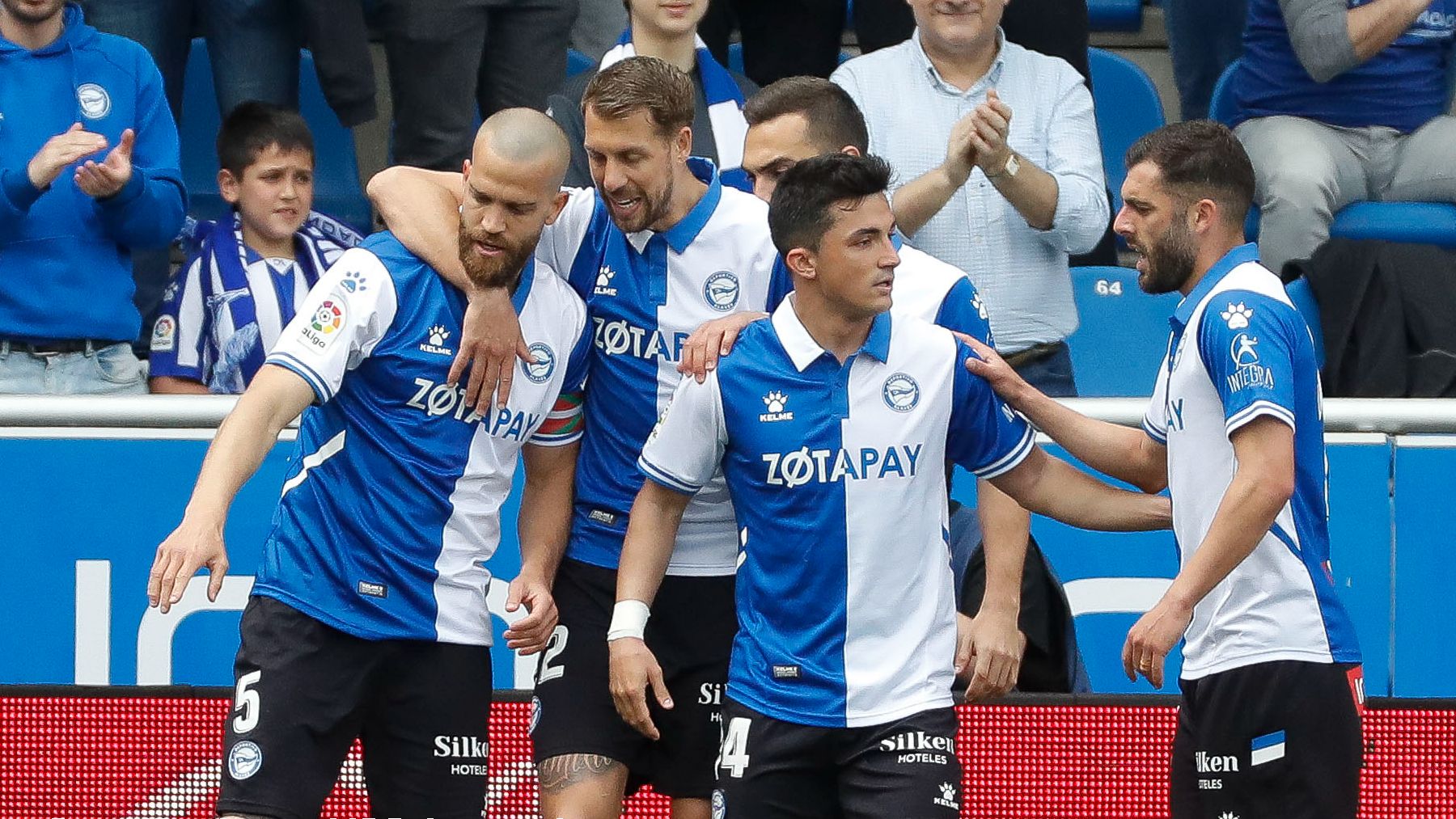 Los jugadores del Alavés celebran uno de los goles contra el Villarreal. (EFE)