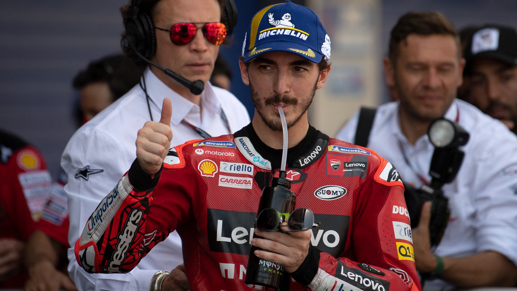 Pecco Bagnaia, feliz tras lograr la pole en el GP de España de MotoGP. (AFP)