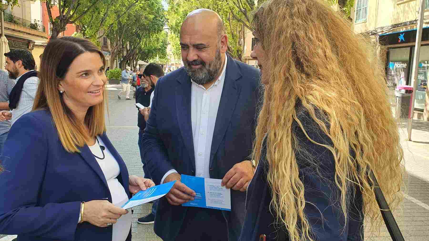 Marga Prohens y Jaime Martínez, en la campaña informativa a pie de calle del PP.