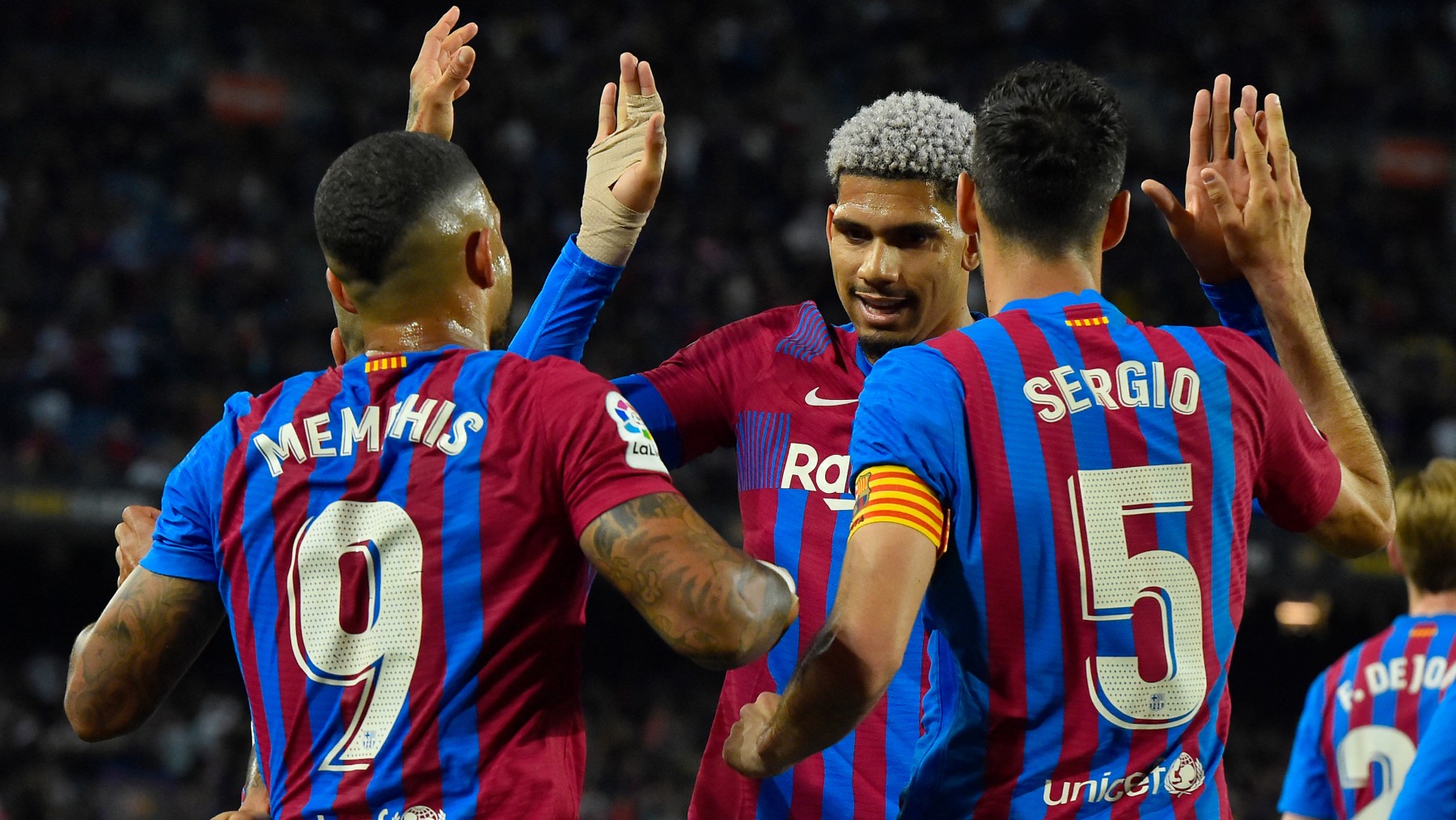 Los jugadores del Barça celebran el gol de Depay al Mallorca. (AFP)