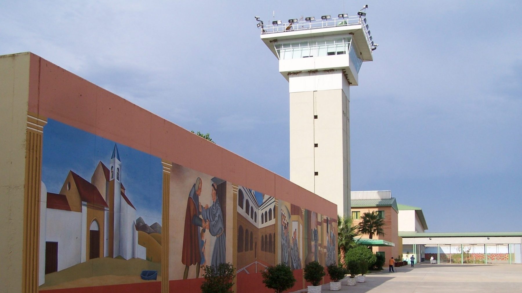 Patio interior del centro penitenciario de Huelva (EUROPA PRESS).