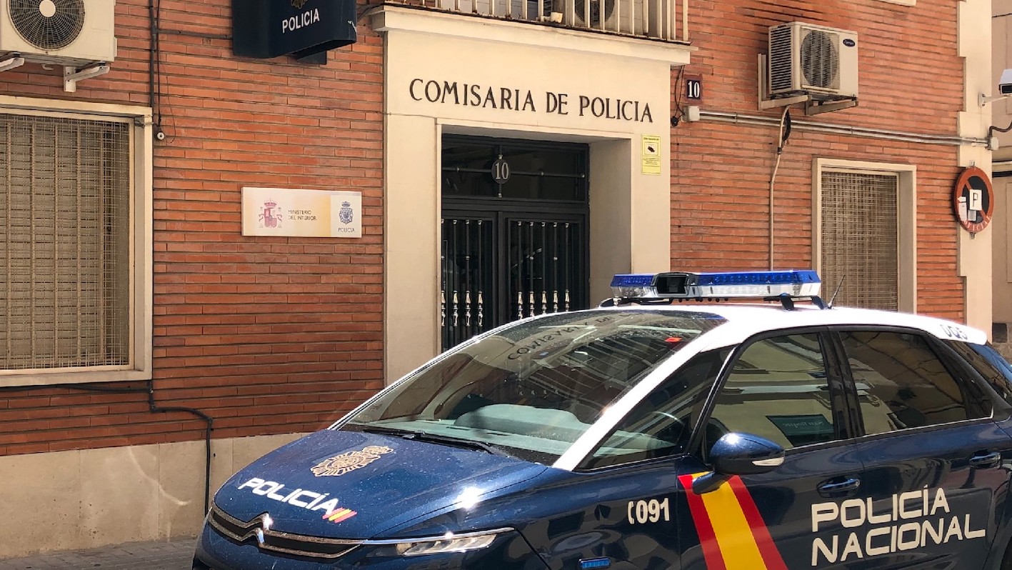 Un vehículo policial a las puertas de la Comisaría de Alcoy, en Alicante.