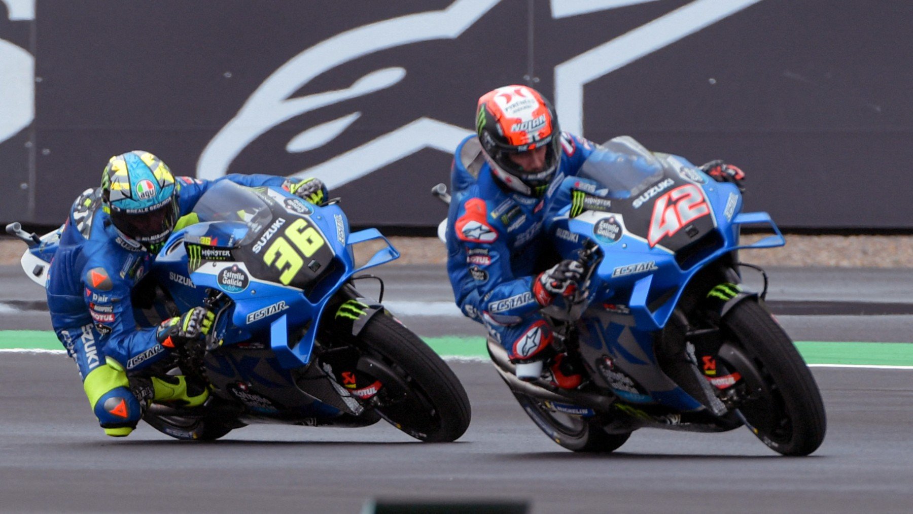 Joan Mir y Álex Rins durante una carrera de MotoGP. (AFP)