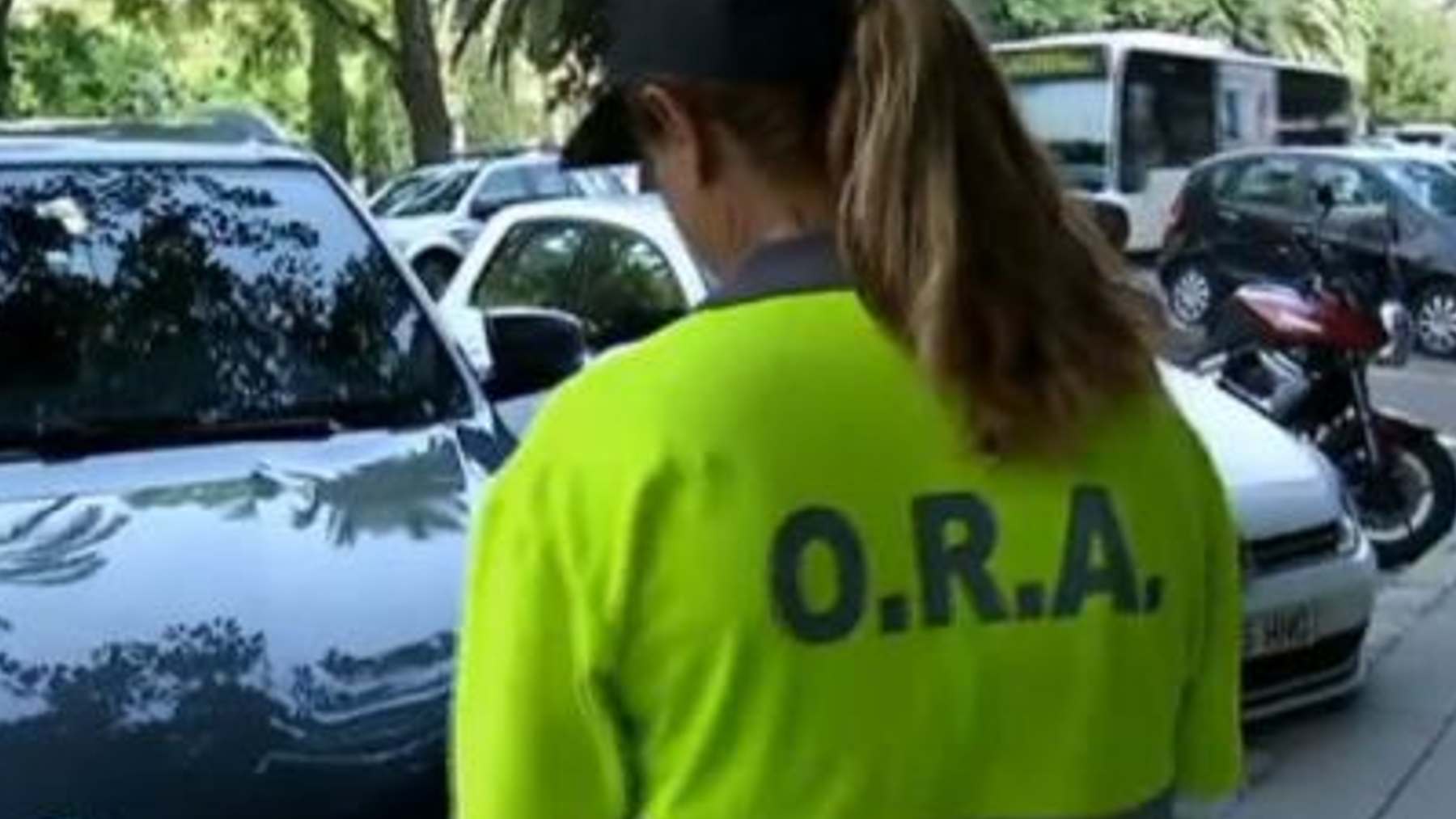 Una controladora municipal del estacionamiento de pago en superficie (ORA).
