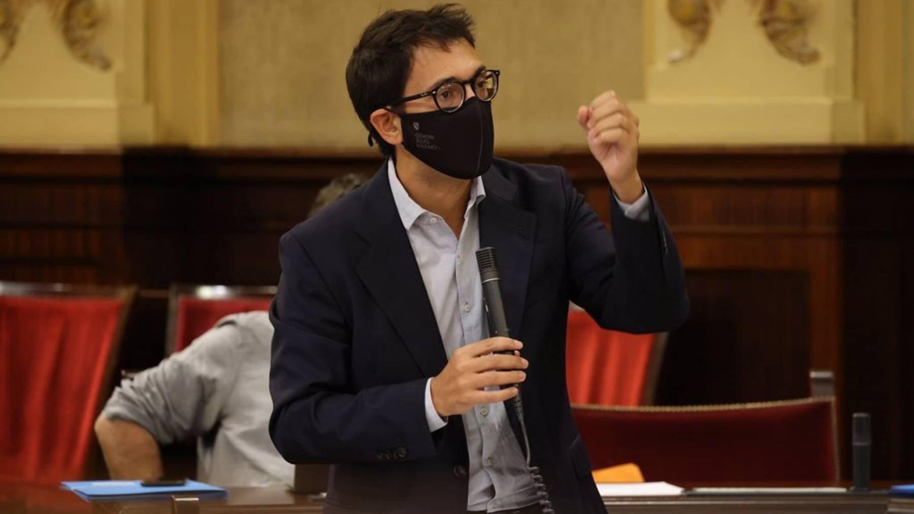 El conseller socialista de Turismo en Baleares, Iago Negueruela, durante en pleno del Parlament.