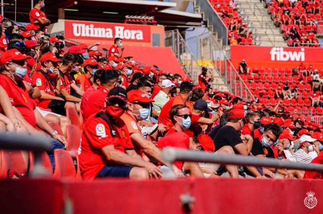 Aficionados en el estadio de Son Moix