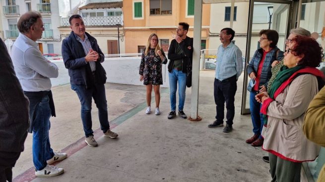 El teniente de alcalde de Movilidad Sostenible, Francesc Dalmau, se reúne con la Asociación de vecinos de El Coliseu