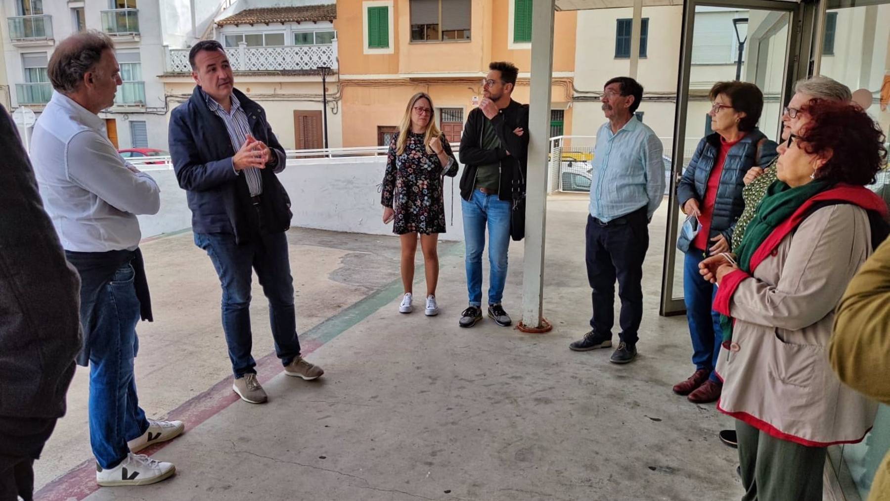 El teniente de alcalde de Movilidad Sostenible, Francesc Dalmau, se reúne con la Asociación de vecinos de El Coliseu