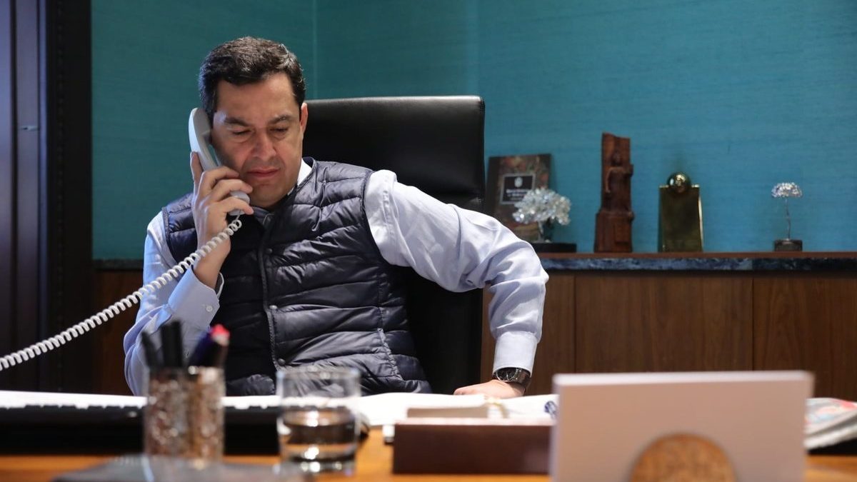 El presidente de la Junta, Juanma Moreno, al teléfono con el presidente del Gobierno, Pedro Sánchez.