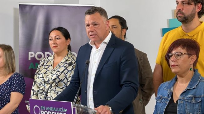 El líder de Podemos Andalucía, Juan Antonio Delgado, con más miembros del partido.