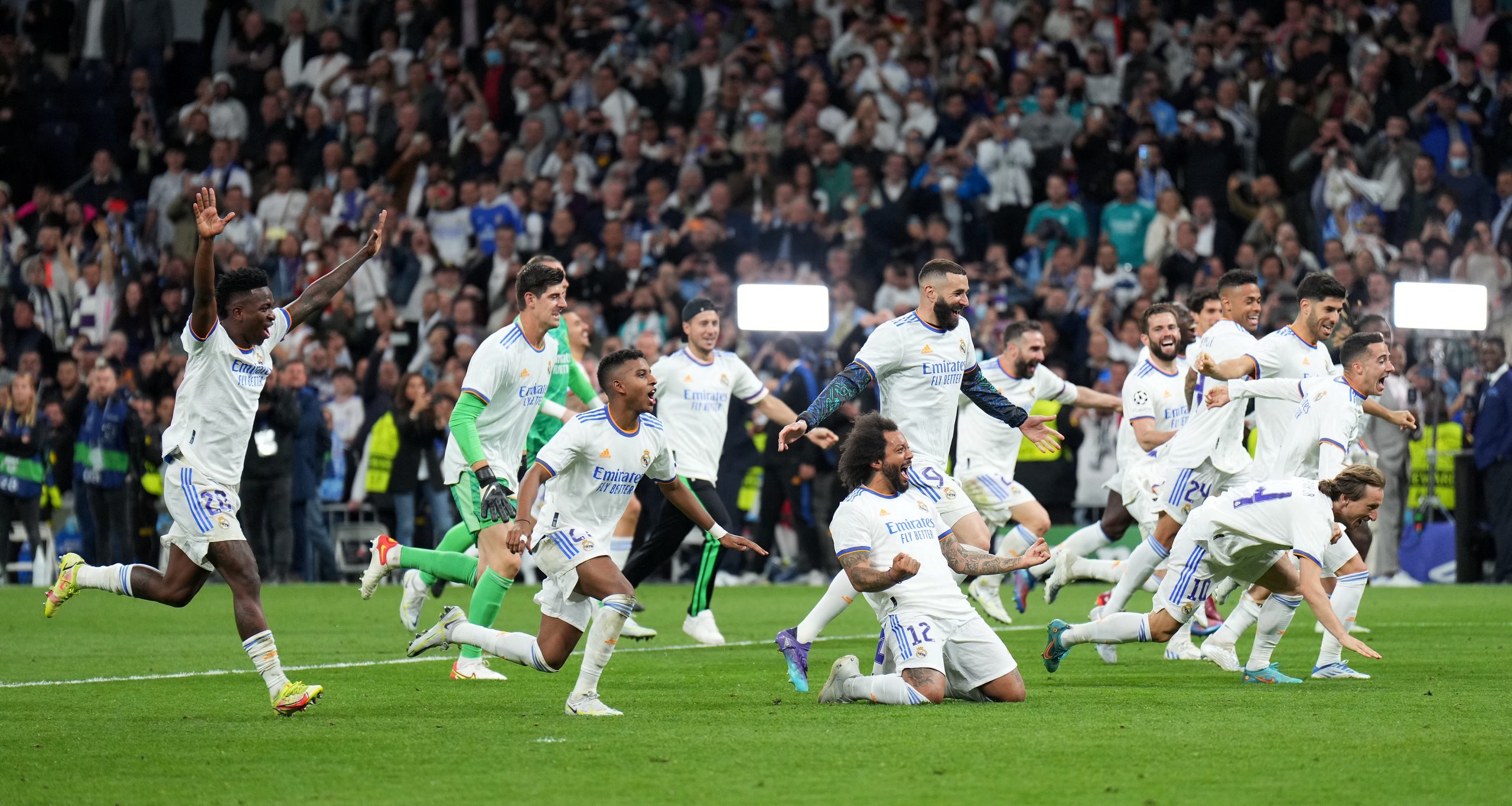 Los jugadores del Real Madrid celebran la consecución de la Champions.