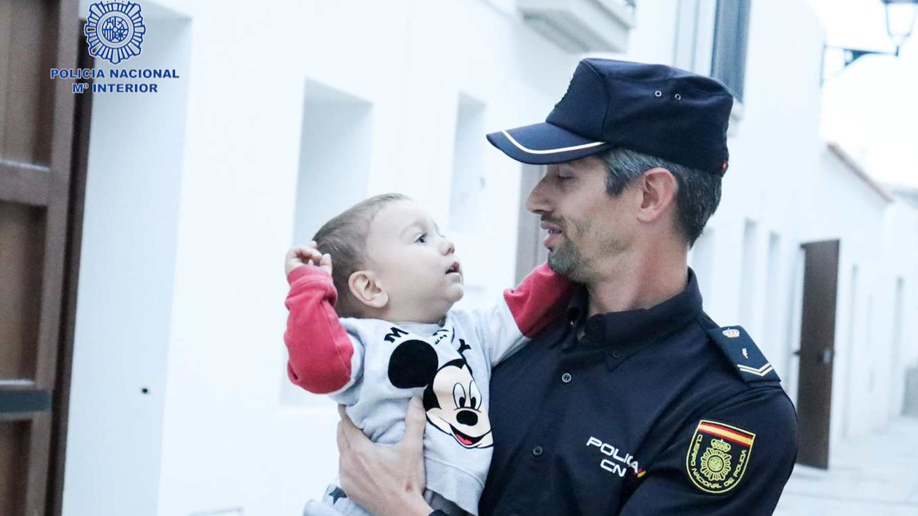 El agente de la Policía Nacional con el bebé en brazos. POLICÍA NACIONAL