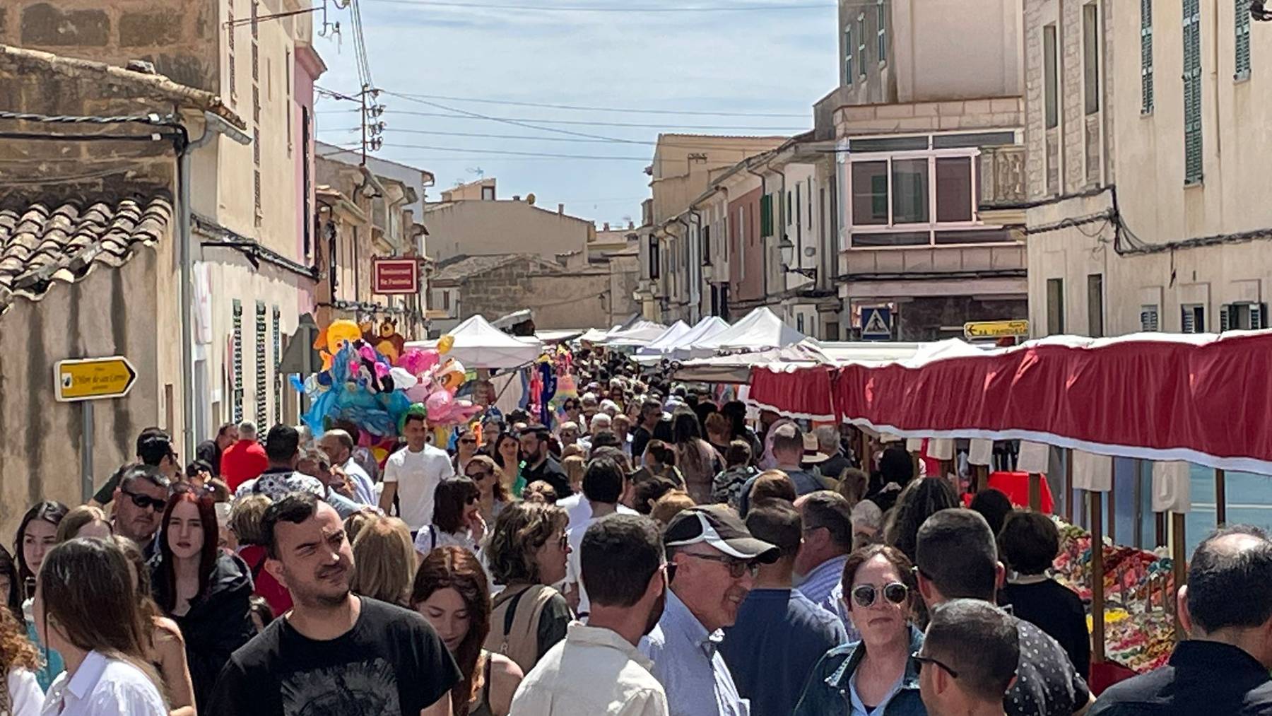 Las calles de Ses Salines abarrotadas de gente con motivo de la Fira Espectacle.